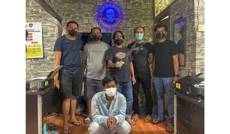 BACOK SOPIR— Pelaku Ilham (22) ditangkap Tim Klewang Satreskrim Polresta Padang gegara membacok sopir angkot.