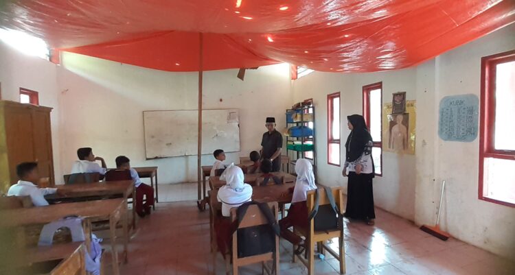 Atap Sekolah Rusak, Anggota Komisi I DPRD Kabupaten Padang Pariaman Kunjungi SDN 04 1 TINJAU—Anggota Komisi I DPRD Kabupaten Padang Pariaman dari Partai Amanat Nasional, Dedi Salim tinjau kondisi SDN 04 V Koto Timur mengalami kerusakan di bagian atap.