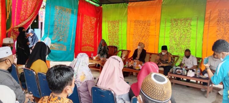 SERAHKAN BANTUAN— Anggota Komisi VIII DPR Lisda Hendrajoni menyerahkan bantuan Rp60 juta ke TK RA Al Islam Durian 1 Kecamatan Barangin, Sawahlunto.