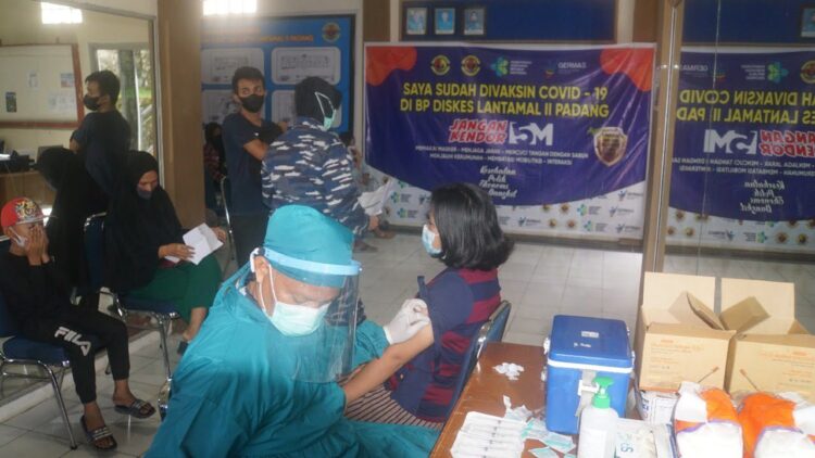 LAYANAN—Terlihat tenaga kesehatan (Nakes) Lantamal II sedang melayani  warga yang akan divaksin.