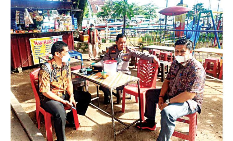 DUKUNGAN— Personel Polsek Padang Selatan, Babinsa, Babinkamtibmasikut mendukung program vaksinasi massal yang dilakukan di bawah Jembatan Siti Nurbaya, Kamis (11/11).