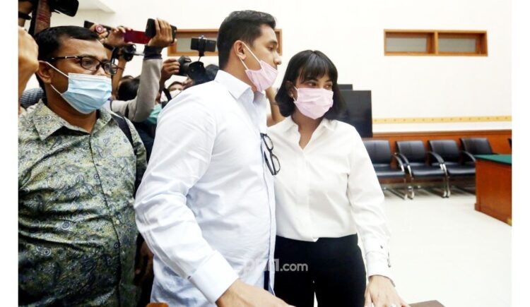 Pasangan selebritas Vanessa Angel dan Bibi Ardiansyah ternyata rutin bersedekah semasa hidup.