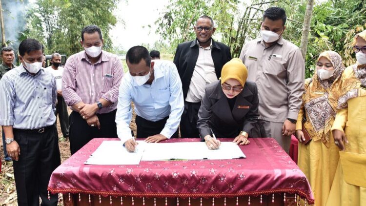 Pemko Pariaman MoU dengan Unisbas 1 Wali Kota Pariaman Genius Umar dan Rektor Unisbar, Nurtati, menandatangani MoU antara Pemerintah Kota Pariaman dengan Unisbar, di pembukaan jalan baru Water Front City, Kawasan Batang Mangau, Kuraitaji, Kecamatan Pariaman Selatan, kemarin.