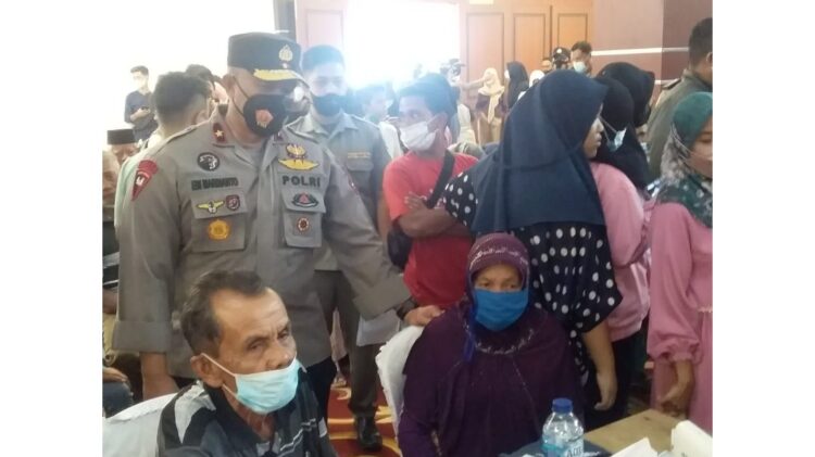 VAKSINASI— Waka Kapolda Brigjen Pol. Edi Mardianto, S.IK, M.Si, melihat langsung kegiatan vaksinasi.