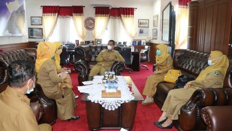 Wali Kota Pariaman, Genius Umar menerima kunjungan dari Kepala Badan Penelitian dan Pengembangan (Balitbang) Provinsi Sumatera Barat.