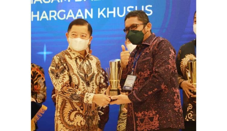 TERIMA PENGHARGAAN— Wali Kota Padang Hendri Septa menerima penghargaan yang diserahkan langsung oleh Menteri PPN/Kepala Bappenas Suharso Monoarfa pada acara Launching Buku Knowledge Sharing Pembangunan Daerah dan Piala PPD Tahun 2021 di Ruang DH 1-5 Bappenas, Jakarta Pusat, Kamis (25/11).