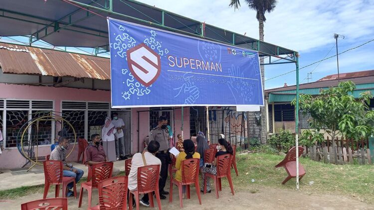 SUPERMAN— Puskesmas Andalas, Fakultas Kedokteran Unand dan Polsekta Padang Timur gelar vaksinasi di Jati dengan nama Superman.