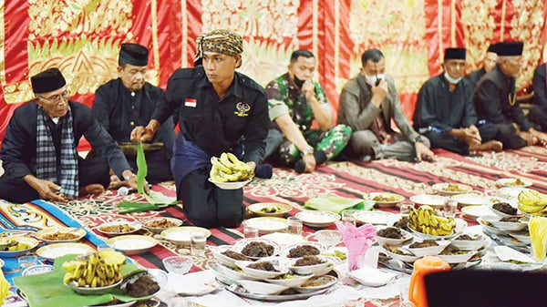 Jamuan makan bajamba dalam acara Festival Urak Balabek di Pauh V, Kecamatan Pauh.