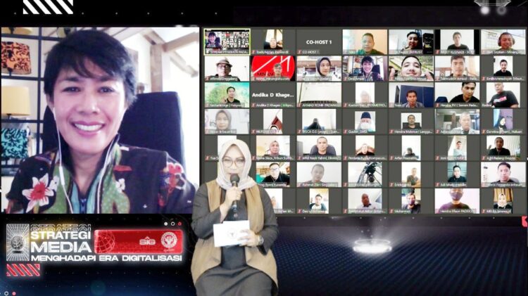 Wartawan senior CNN Indonesia, Desi Anwar sebagai narasumber pada saat Media gathering PT Semen Padang.