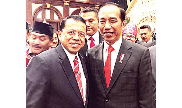 Ketua PWNU Sumbar, Ganefri  saat bersama dengan Presiden Joko Widodo.