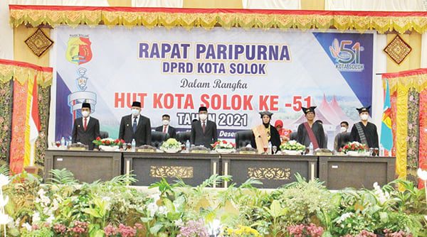 Peringatan Hari Jadi Kota Solok ke-51, Momentum Peningkatan Pembangunan Ekonomi 1 Ketua DPRD Kota Solok Hj Nurnisma memimpin sidang paripurna istimewa HUT Hari Jadi Kota Solok yang ke-51.
