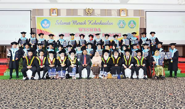 AKBP-STIE ”KBP” Padang Wisuda 350 Lulusan 1 Para wisudawan berfoto bersama pengurus yayasan serta unsur pimpinan perguruan tinggi.
