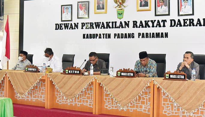 DPRD Kabupaten Padangpariaman Dorong Peningkatan PAD Tahun 2022, Lakukan Optimalisasi Tingkatkan PAD 1 DIPIMPIN—Rapat Paripurna DPRD Padangpariaman yang dipimpin Ketua DPRD Arwinsyah, didampingi Wakil Ketua DPRD Aprinaldi dan Risdianto, dihadiri langsung Bupati dan Wakil Bupati Padangpariaman, Suhatri Bur dan Rahmang.