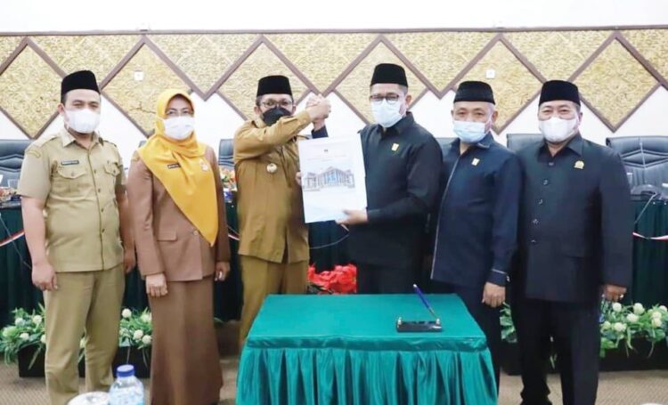 DPRD Setujui Perubahan RPJMD Kota Padang 2019-2024 1 Ketua DPRD Kota Padang Syafrial Kani salam komando dengan Wali Kota Padang Hendri Septa, usai melakukan penandatanganan persetujuan didampingi para Wakil Ketua dan Sekretaris DPRD Hendrizal Azhar.