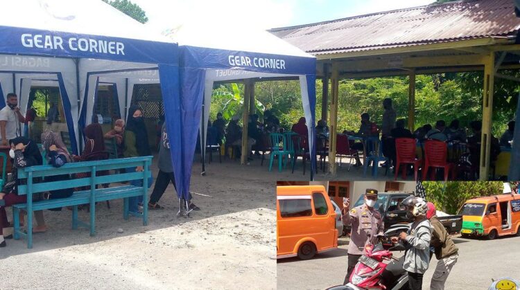 VAKSIN DI TEMPAT— Personel Polsek Kototangah melakukan razia sejumlah kendaraan, Selasa (7/12) sekitar pukul 14.00 WIB. Selain memeriksa surat kendaraan, bagi penumpang bus maupun pemilik kendaraan yang belum divaksin, diarahkan untuk vaksin langsung di Mapolsek Kototangah.