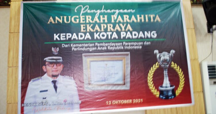 Kota Padang saat menerima anugerah Parahita Ekapraya.