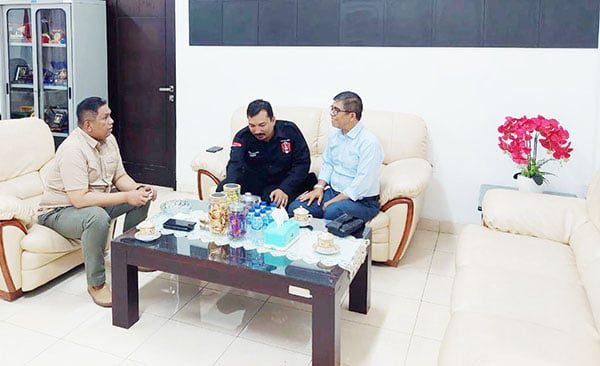 Persatuan Alumni GMNI Sumatera Barat Bersilaturahmi dengan Kabinda Sumbar 1 - Ketua DPD Persatuan Alumni (PA) GMNI Sumatera Barat Yogi Yolanda, S.Hum bersama perwakilan pengurus melakukan silaturahmi dengan Kepala Badan Intelijen Negara Daerah (Kabinda) Sumbar di sebuah tempat di Padang pada Minggu sore (19/21).