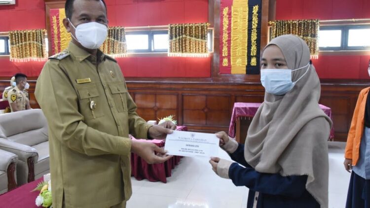 SERAHKAN—Wali Kota Pariaman Genius Umar serahkan dana program Saga Saja kepada masyarakat yang menerima bantuan.