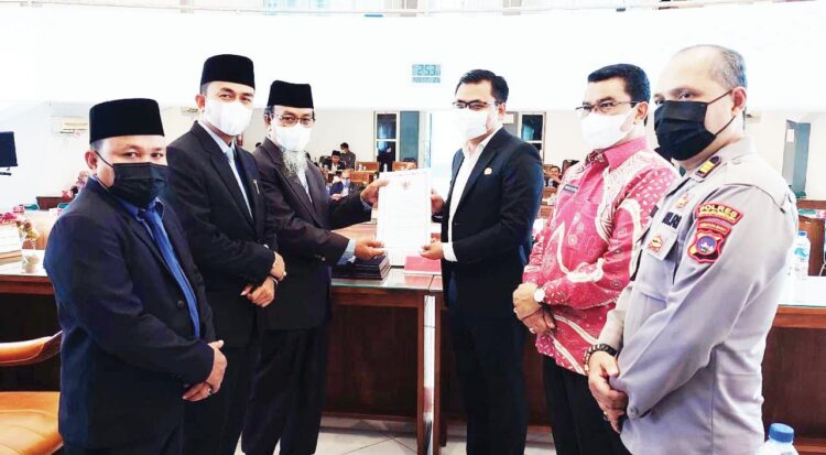 Wakil Ketua DPRD Limapuluh Kota Syamsul Mikar, menerima jawaban Bupati terhadap RPJMD Limapuluh Kota yang diserahkan Wakil Bupati Rizki Kurniawan N dalam sidang paripurna DPRD.