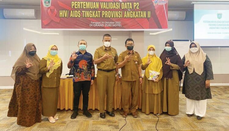 Hingga Oktober 2021, Terdapat 2.704 Penderita HIV/AIDS di Sumbar, Berisiko, Silahkan Konseling 1 BERSAMA—Kepala Dinkes Sumbar, Arry Yuswandi bersama pengelola HIV terbaik usai penyerahan reward.