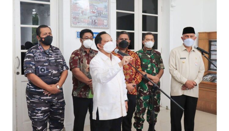 MERADANG— Mendagri Tito Karnavian meradang saat mengetahui 4 kepala daerah di Sumbar  tidak hadir saat rakor penanganan Covid-19 yang dipimpinnya langsung, Jumat (17/12) di Auditorium Gubernuran Sumbar.