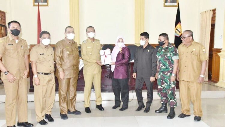 Wako Pariaman Sampaikan Perubahan RPJMD 20218-2023 1 PENCAPAIAN—Wako H Genius Umar bersama jajaran saat pencapaian vaksinasi.