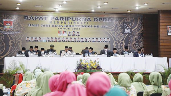 Momentum HJK ke-237 Bukittinggi, Menuju Kota Hebat Berlandaskan ABS-SBK 1 Wali Kota Bukittinggi Erman Safar mengikuti Rapat Paripurna DPRD Kota Bukittinggi dalam HJK yanh dihadiri seluruh pimpinan Forkopimda Bukittinggi, tokoh masyarakat, tokoh adat Kurai dan bundo kanduang.