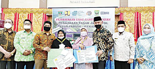 SERAHKAN UANG— Penyerahan uang ganti kerugian lahan tol untuk 33 bidang kepada masyarakat Nagari Sungai Buluh Selatan, Sungai Buluh Barat, Nagari Lubuk Alung dan Nagari Sicincin disaksikan Gubernur Sumbar, Mahyeldi Ansharullah.