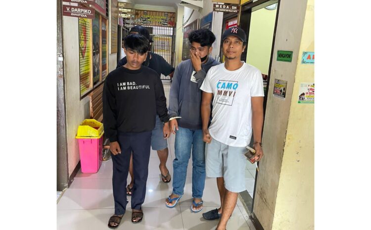 Pembegal Tukang Ojek Pangkalan masih Remaja di Kabupaten Agam, 2 Ditangkap, 1 Buron 1 BEGAL DITANGKAP— Pelaku RD (17) dan HR (15) diamankan di Mapolres Agam setelah ditangkap atas kasus begal terhadap tukang ojek pangkalan.