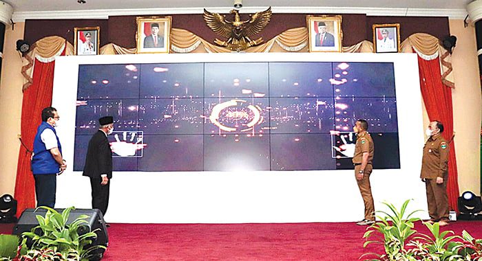 BERSAMA— Gubernur Sumbar, Mahyeldi bersama Wagub, Audy Joinaldy disaksikan Sekdaprov Sumbar, Hansastri dan Kepala Dinas Kominfotik Sumbar, Jasman Rizal meluncurkan Super Apps Sumbar Madani, Selasa (14/12) di gubernuran.