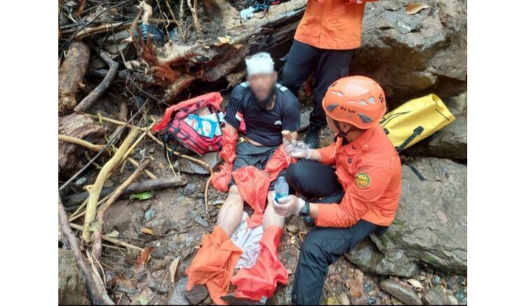 EVAKUASI— Tim SAR Gabungan mengevakuasi korban TI (44) yang ditemukan dengan kondisi luka-luka usia melakukan aksi pecobaan bunuh diri dengan cara melompat ke jurang.