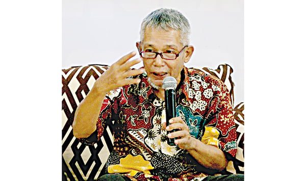 Dr Emeraldy Chatra, M.I.Kom 
(Akademisi).