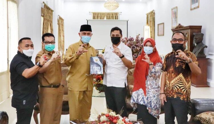 Kesadaran dan Partisipasi Badan Publik Rendah, Tahun 2021, Kasus Sengketa Informasi di Sumbar Meningkat 1 SERAHKAN LAPORAN— Ketua KI Sumbar Nofal Wiska bersama Komisioner dan Kepala Dinas Kominfotik Sumbar, Jasman Rizal menyerahkan laporan kinerja tahun 2020 dan laporan rencana kerja 2021, kepada Gubernur Sumbar, Mahyeldi Ansharullah, di Istana Gubernur Sumbar, Senin (29/3) lalu.