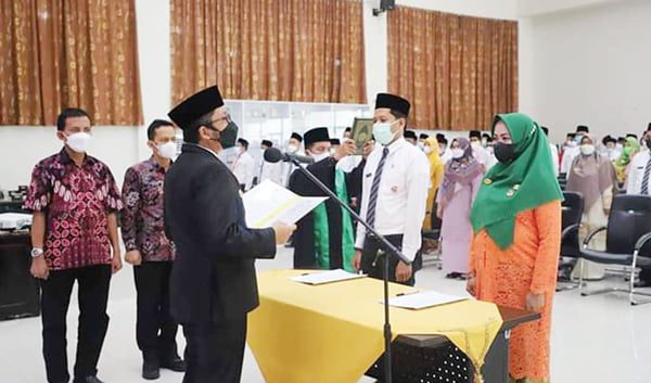 PELANTIKAN— Wali Kota Padang Hendri Septa melantik 384 pejabat struktural di lingkungan Pemko Padang, di Gedung Serbaguna Bagindo Aziz Chan Balaikota Padang, Aia Pacah, Sabtu (4/12).