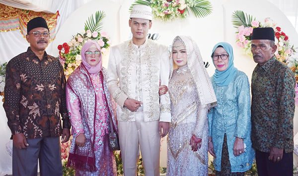 Pasangan penganten Delta Monasari dengan Jimi Kurnia Putra bersama kedua orang tua setelah pernikahan.