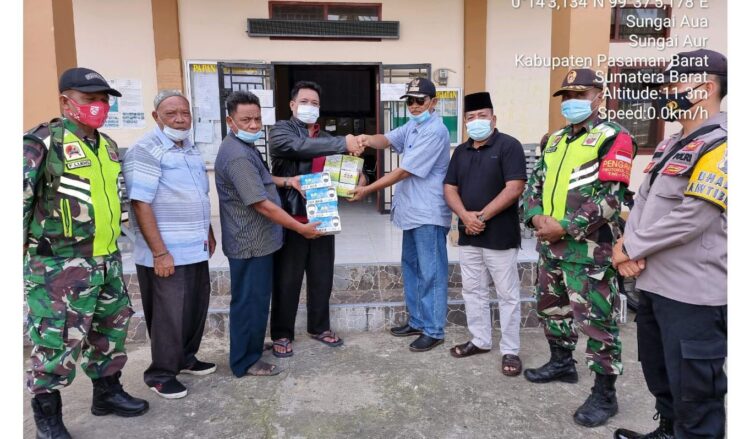 Wali Nagari Sungai Aua Yonri Hasman sedang menyerahkan APD gratis untuk masyarakat Nagari Sungai Aua, dalam uapaya pencegahan penularan virus Covid 19 di Pasbar