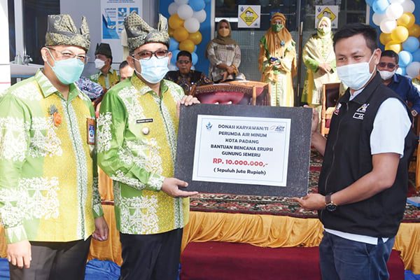 Penyerahan donasi kemanusiaan dari karyawan Perumda Air Minum Padang kepada 
korban erupsi Gunung Simeru.