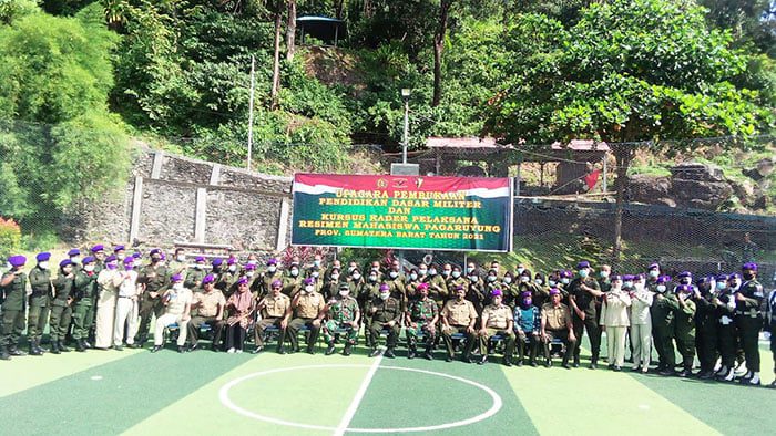 USAI UPACARA— Resimen Mahasiswa usai upacara Pembukaan Pendidikan Dasar bersama Komandan Resimen, Wahyu Iramana Putra dan anggota lainnya.