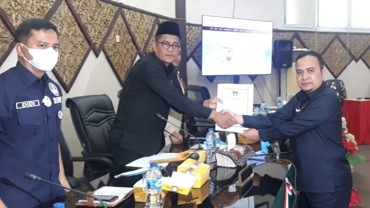 Sekretaris DPRD Kota Padang, Hendrizal Azhar menyerahkan laporan kunjungan kerja Komisi-komisi DPRD Kota Padang pada Masa Sidang III Tahun 2021 kepada Ketua DPRD Kota Padang, Syafrial Kani.