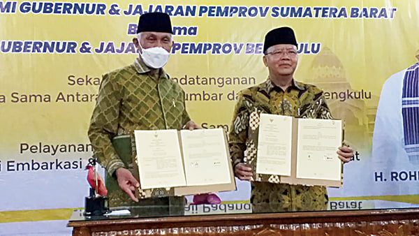 Gubernur Sumbar, Mahyeldi Ansharullah bersama Gubernur Bengkulu Rohidin Mersyah menandatangani MoU bidang kebencanaan.
