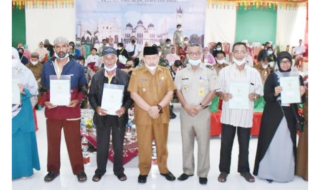 SERAHKAN SERTIFIKAT— Bupati Agam Andri Warman foto bersama setelah menyerahkan sertifikat kepada perwakilan penerima sertifkat di aula SMKN 1 Ampek Angkek secara simbolis.
