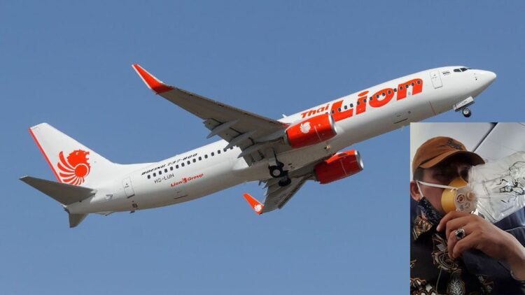 KENAKAN MASKER OKSIGEN— Wakil Ketua Komisi I DPRD Sumbar, Evi Yandri Rajo Budiman kenakan masker oksigen saat pesawat yang ditumpanginya mengalami gangguan setelah 15 menit terbang.