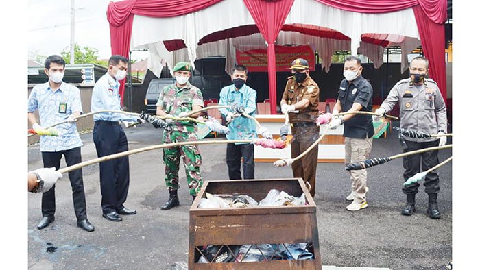 MUSNAHKAN BARANG BUKTI— Kejari Agam bersama Forkopimda membakar barang bukti hasil kejahatan yang telah memiliki kekuatan hukum tetap.