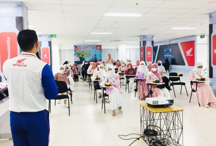 AHM Ajak 1.000 Perempuan Sadar Keselamatan Berkendara 1 EDUKASI-AHM bekerja sama dengan jaringan main dealer sepeda motor Honda memberikan edukasi keselamatan safety riding secara offline dan online.