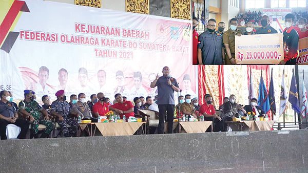 SERAHKAN BONUS— Ketua Umum FORKI Sumbar Andre Rosiade membuka Rakerda dan Kejurda FORKI Sumbar, Senin-Selasa (20-21/12). Andre juga menyerahkan bonus peraih medali PON XX Papua dan Kejurnas Kadet di Bandung.