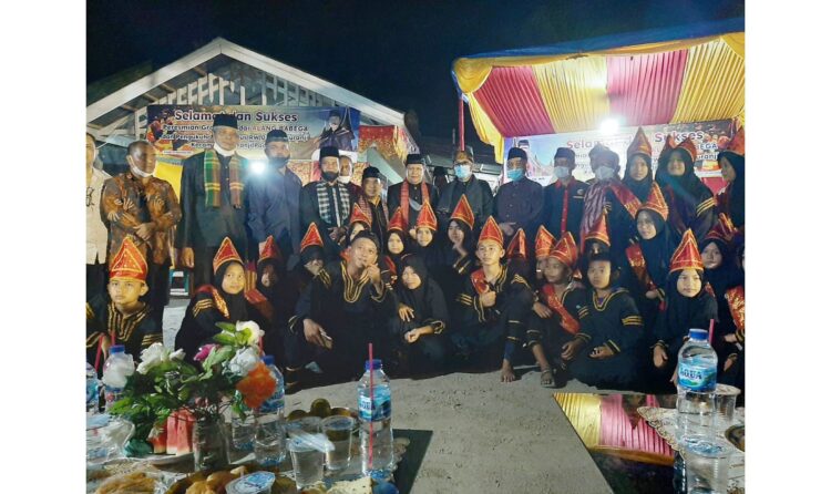 FOTO BERSAMA— Anak Randai dari Alang Babega Tuwi Kuranji foto bersama usai diresmikan Sekum IPSI Padang Mulyadi Muslim.