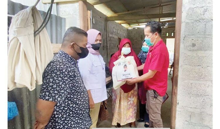 Andre Rosiade Bantu Modal Penjual Kacang Ramang Keliling di Kota Padang 1 SERAHKAN BANTUAN— Pengurus Gerindra Sumbar menyerahkan bantuan dari Andre Rosiade untuk pedagang jagung dan kacang kedelai di Pauh, Padang.