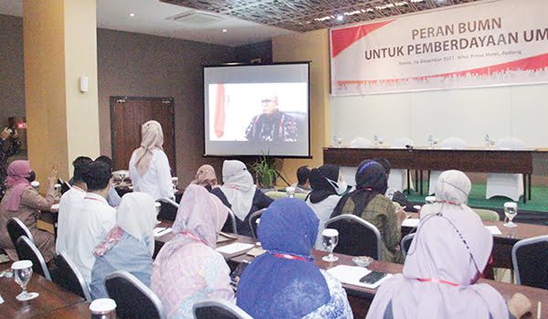 KEYNOTE SPEAKER— Anggota DPR RI Andre Rosiade saat menjadi keynote speaker 
dalam kegiatan diskusi terkait dengan ”Peran BUMN untuk Pemberdayaan Umat” 
di Hotel Whiz Prime, Kota Padang, Kamis (16/12).
