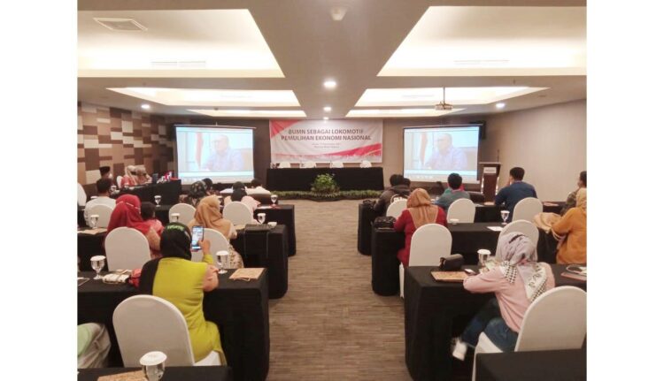 Pandemi Covid-19 Bawa Ketidakpastian, Andre Rosiade: BUMN Dorong Percepatan Pertumbuhan Ekonomi 1 KEYNOTE SPEAKER— Andre Rosiade menjadi keynote speech diskusi “BUMN Sebagai Lokomotif Pemulihan Ekonomi Nasional di kota Padang, Sumbar” di Hotel Mercure, Jumat (17/12).