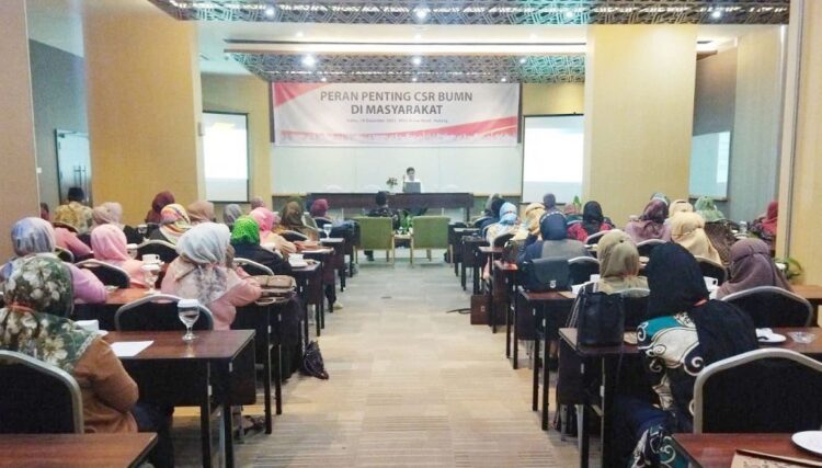 PEMBICARA— Anggota Komisi VI DPR RI Andre Rosiade saat menjasi pembicara secara virtual dalam seminar Peran Penting CSR BUMN di Whiz Prime Hotel, Padang, Sabtu (18/12).